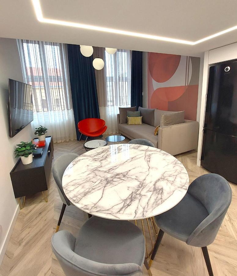 Central Gallery Apartment Дебрецен Екстер'єр фото